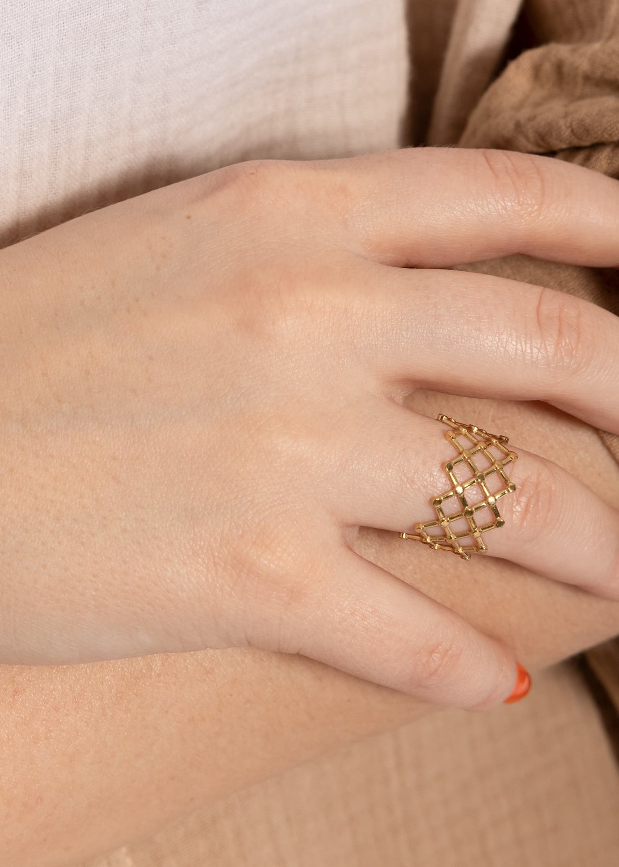 Ring mit Gitter-Muster, gold