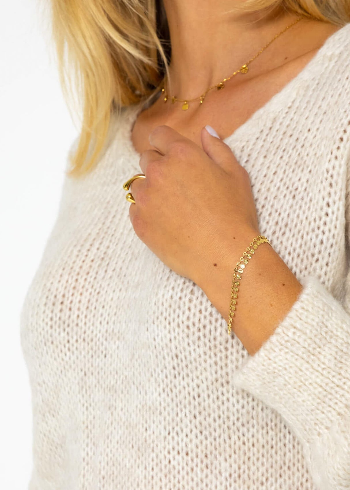 Bracelet with round plates - gold