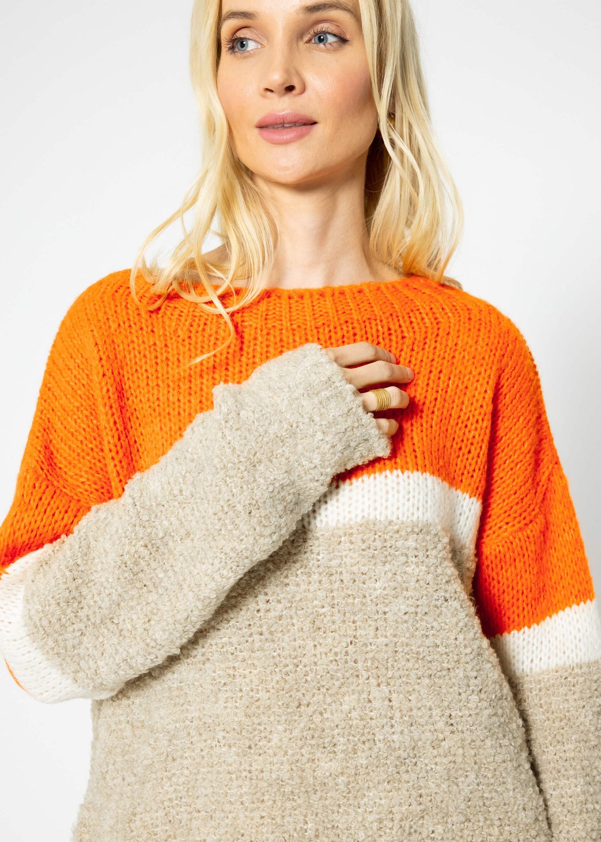 Flauschiger Pullover mit Streifendesign - orange-offwhite-beige