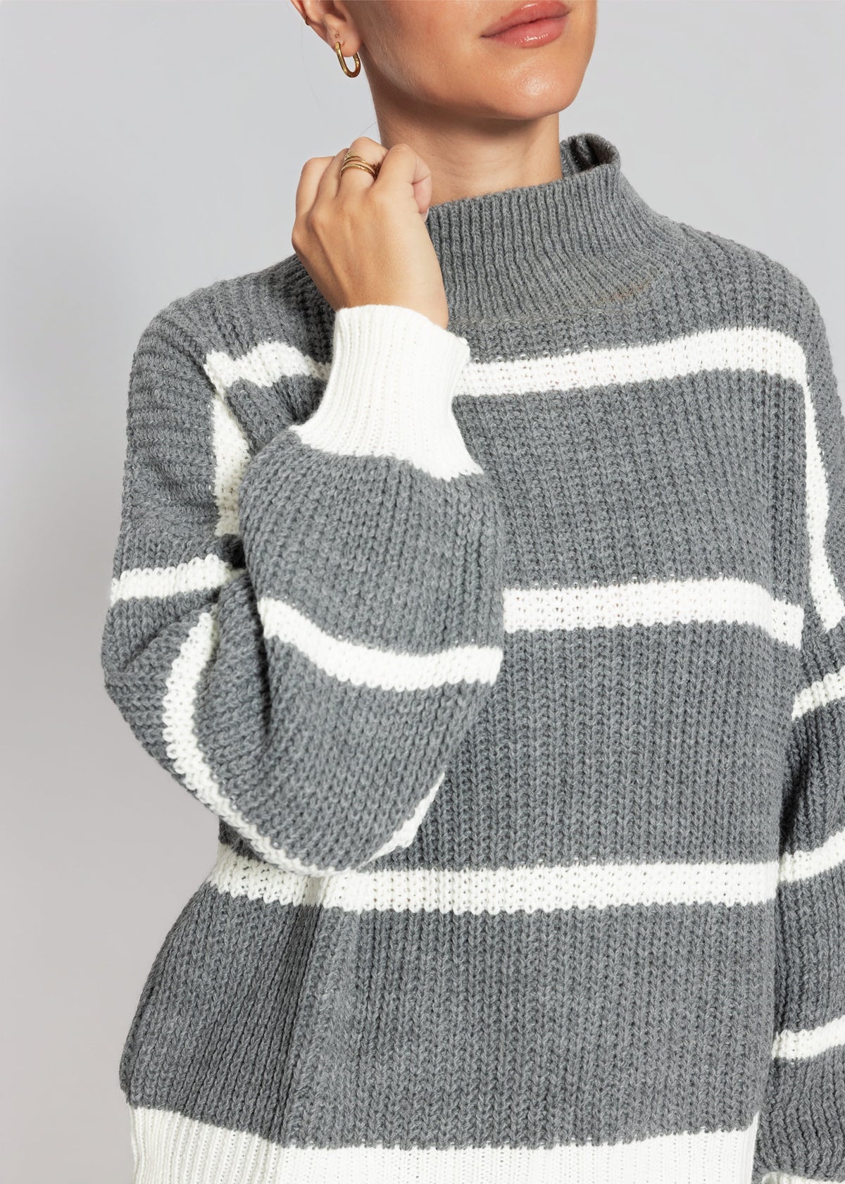 Gestreifter Turtleneck-Pullover - grau-offwhite
