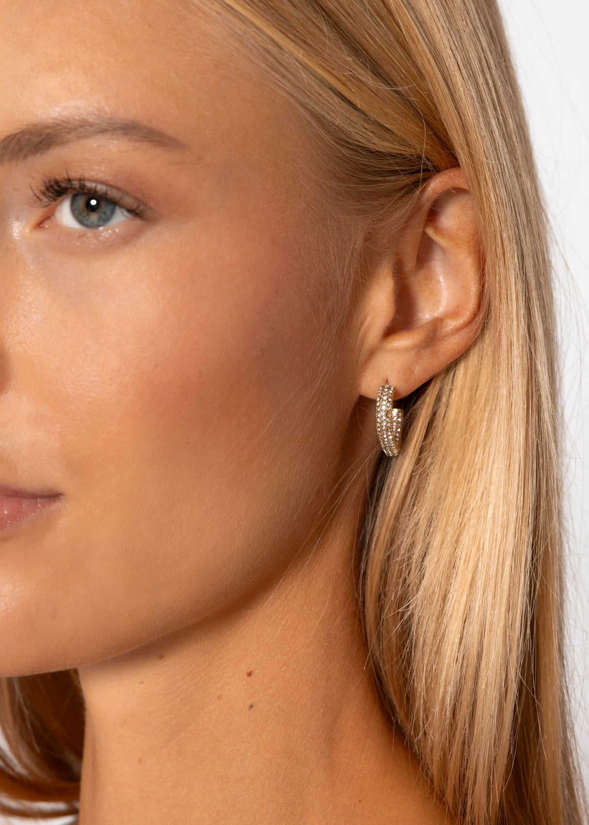 Heart earrings with sparkling stones - gold