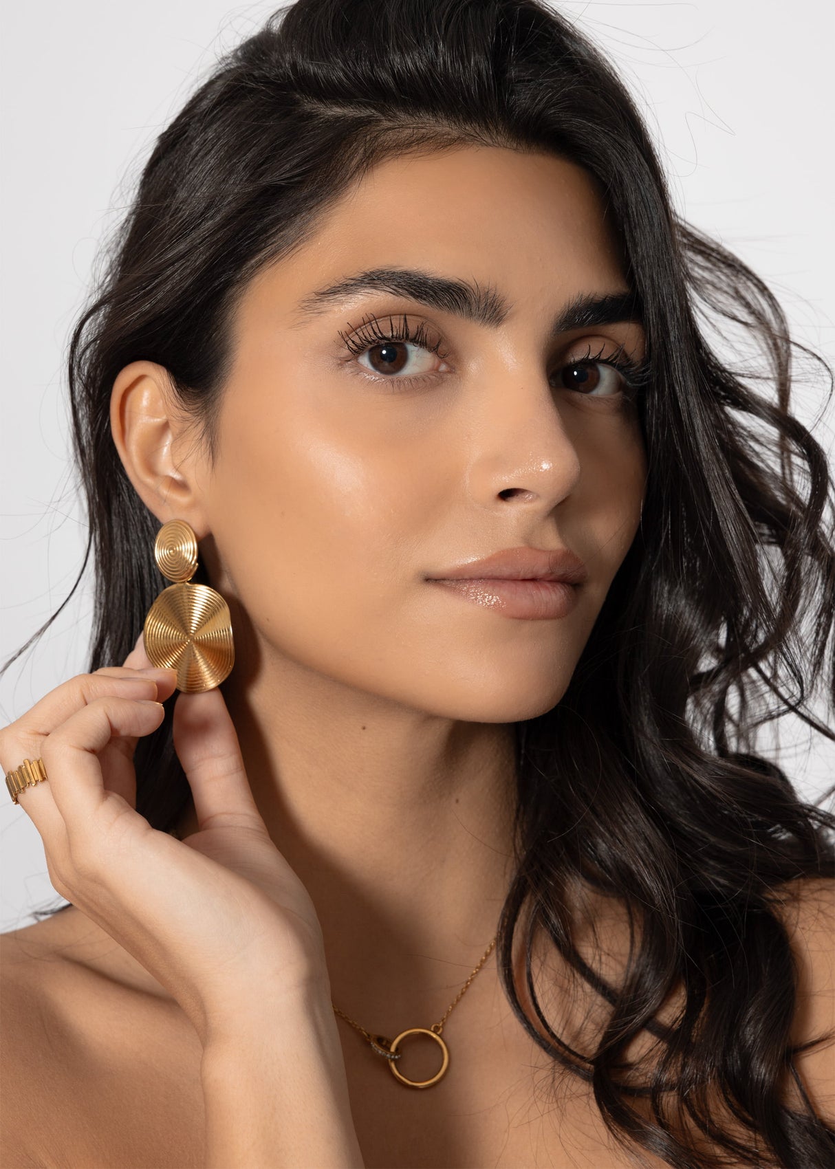 Circle earrings with structure - gold