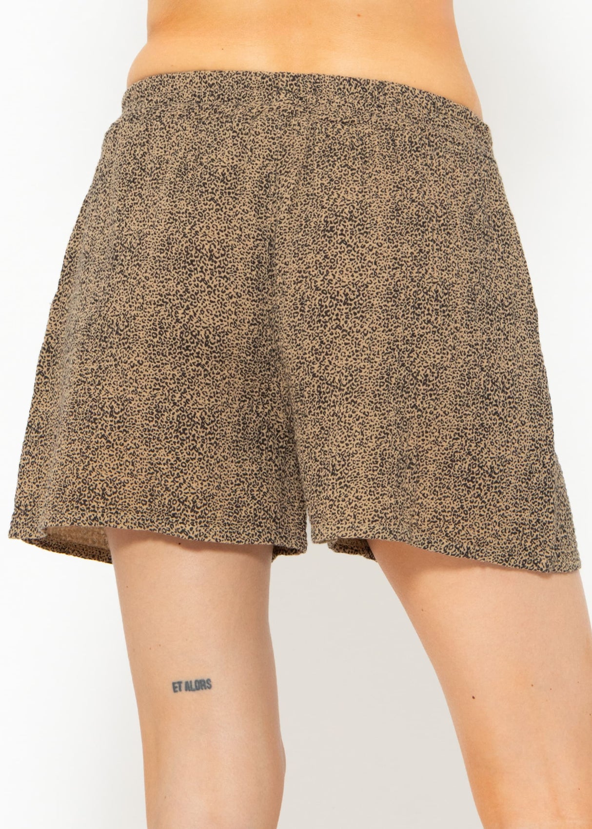 Musselin Shorts mit Leo-Print, beige