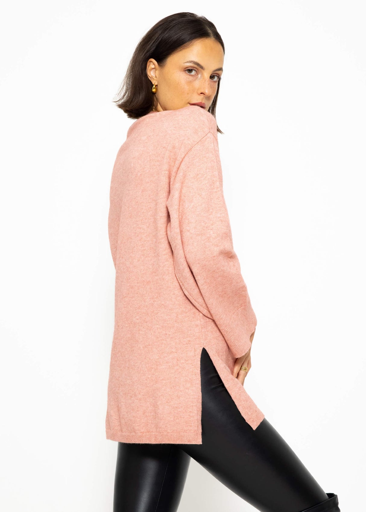 Oversized sweater with side slits - pink