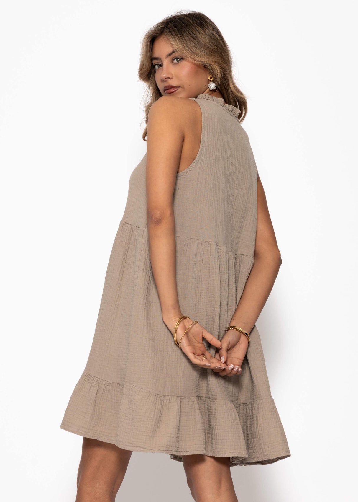 Ärmelloses Musselin Kleid mit Volants - taupe