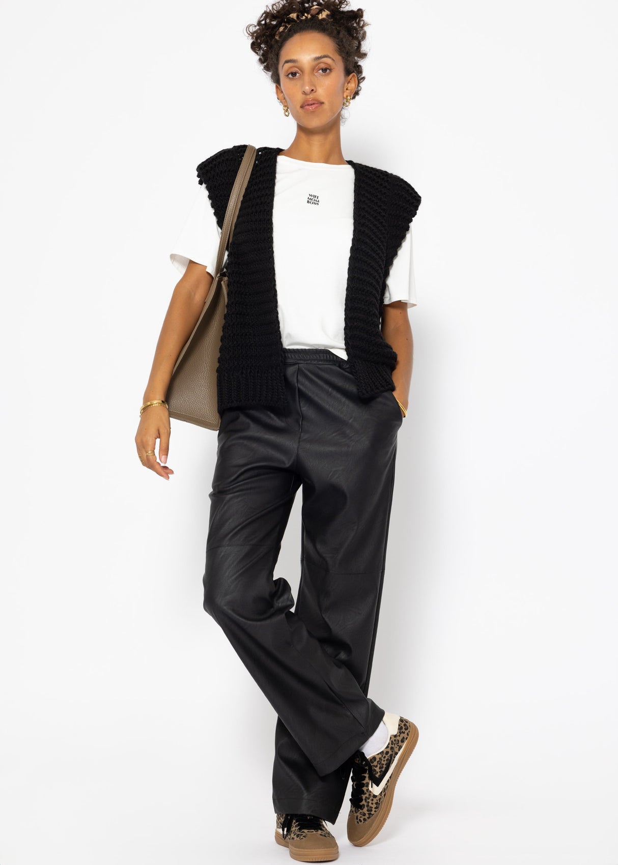 Sleeveless knitted vest with structured shoulders - black