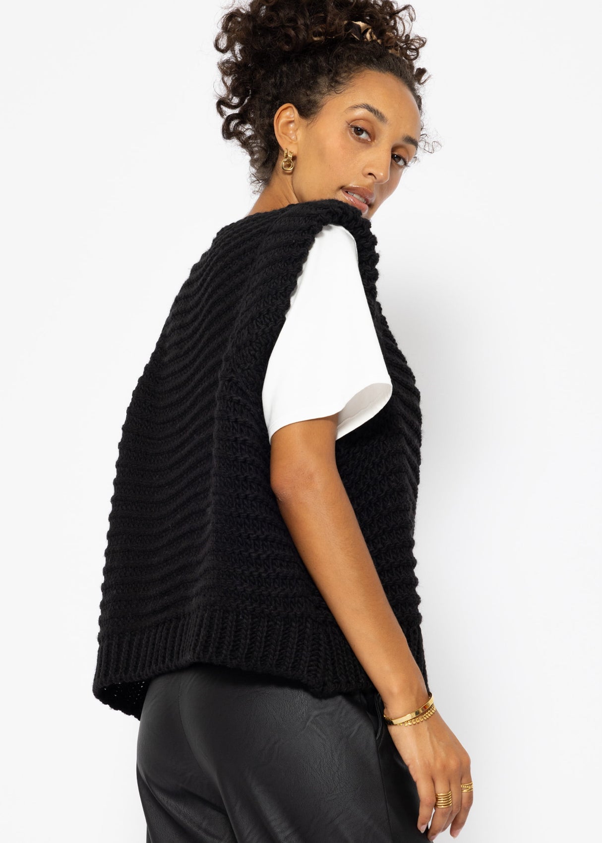 Sleeveless knitted vest with structured shoulders - black