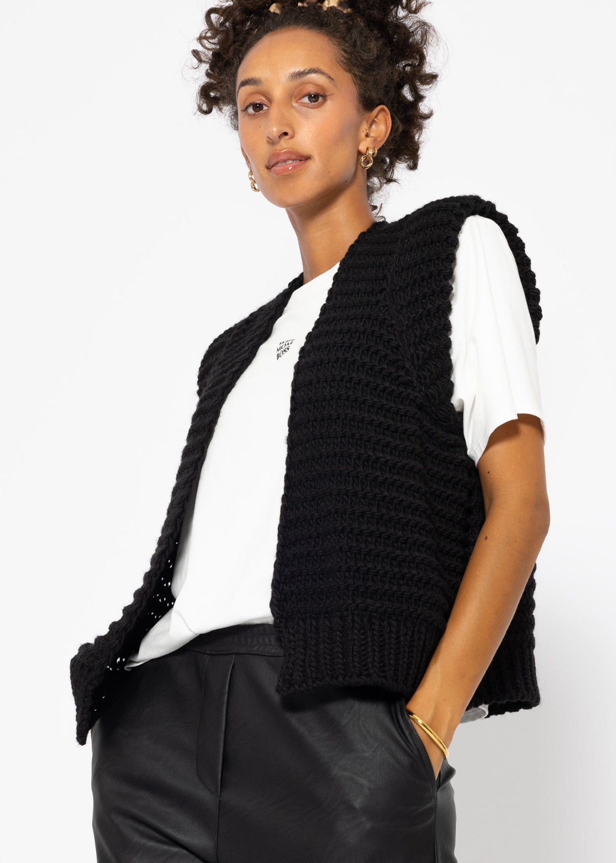 Sleeveless knitted vest with structured shoulders - black