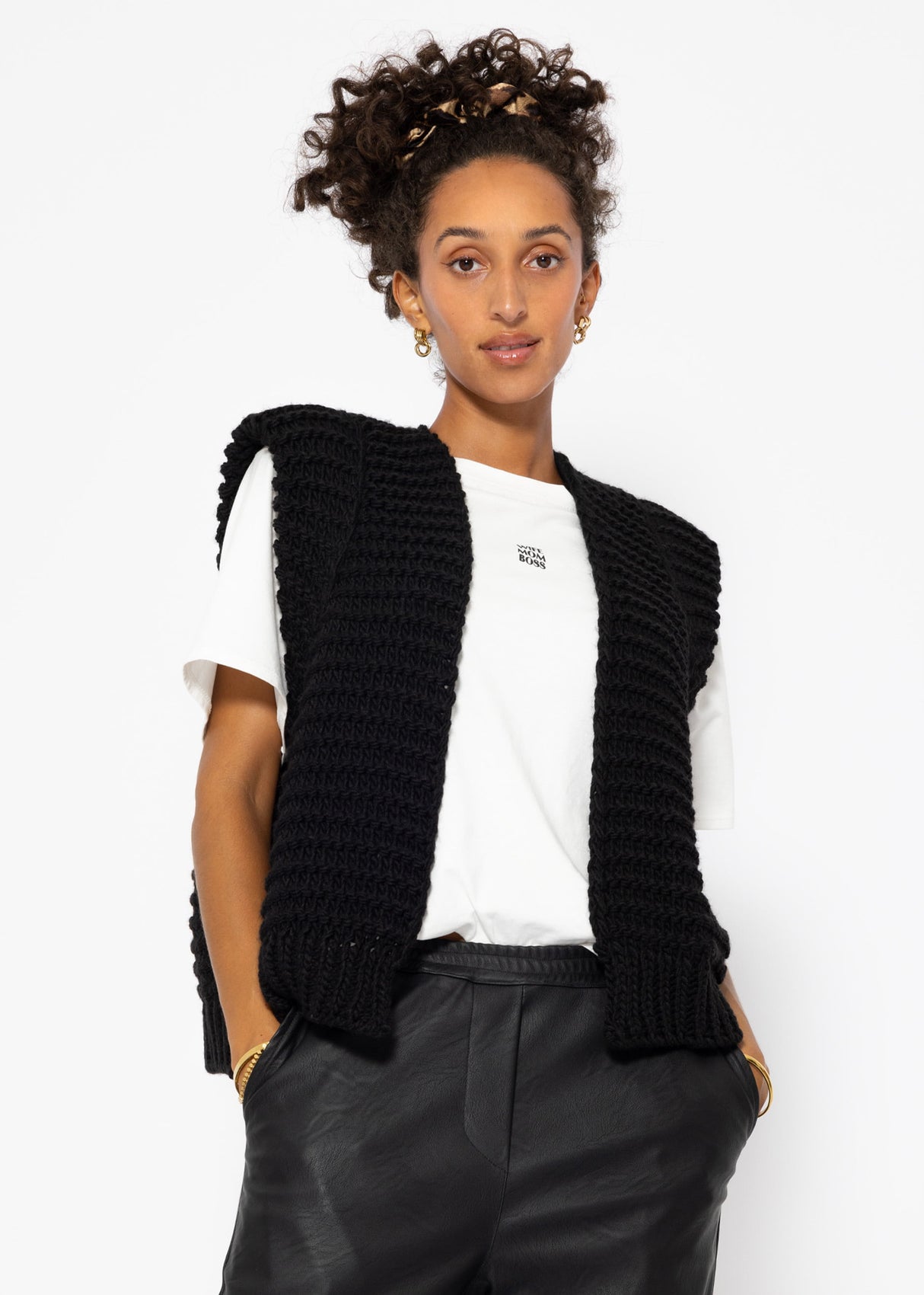 Sleeveless knitted vest with structured shoulders - black