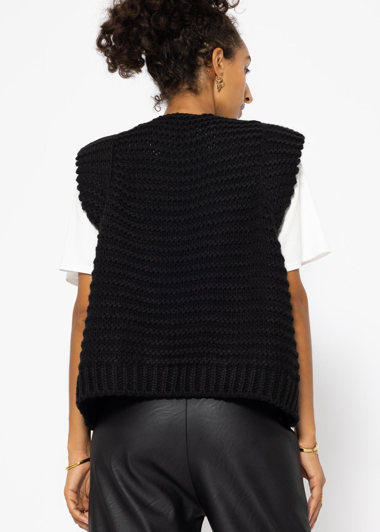 Sleeveless knitted vest with structured shoulders - black