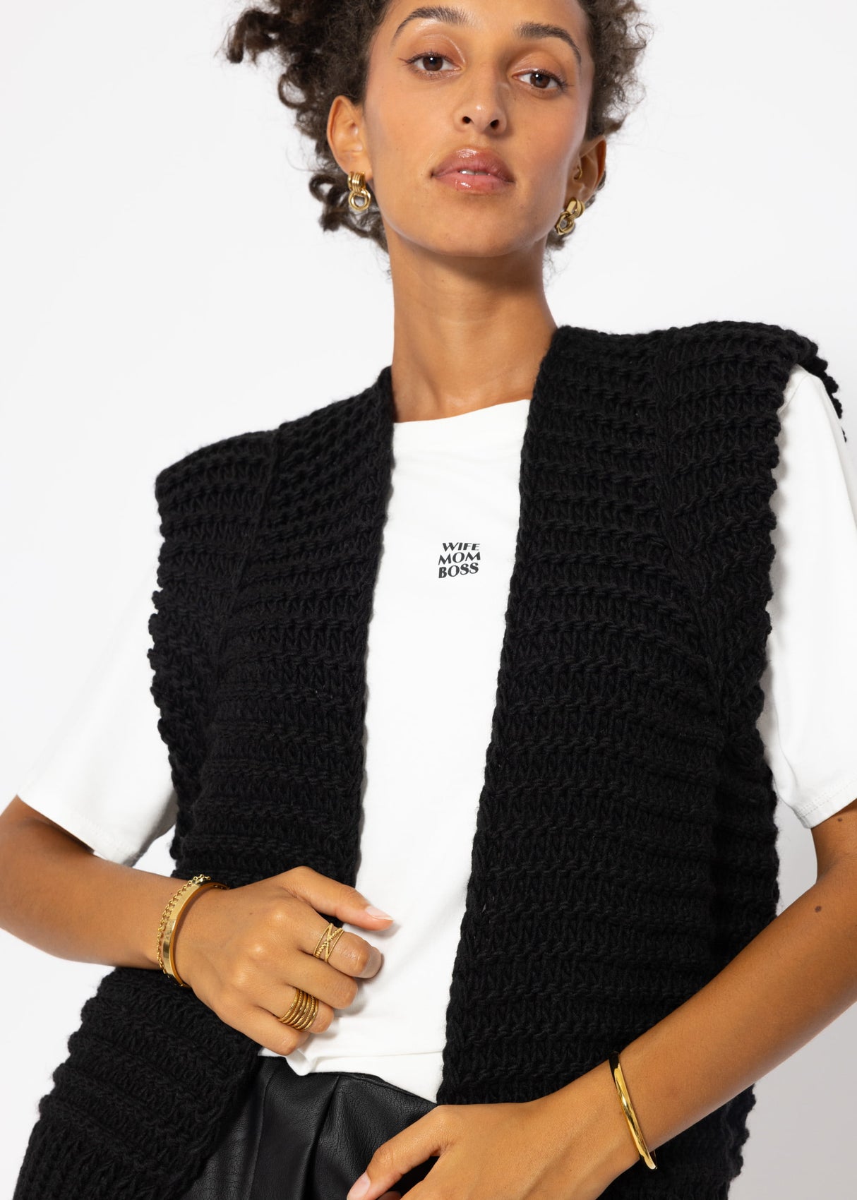 Sleeveless knitted vest with structured shoulders - black
