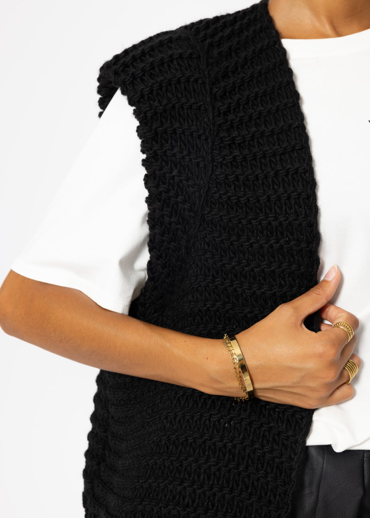 Sleeveless knitted vest with structured shoulders - black