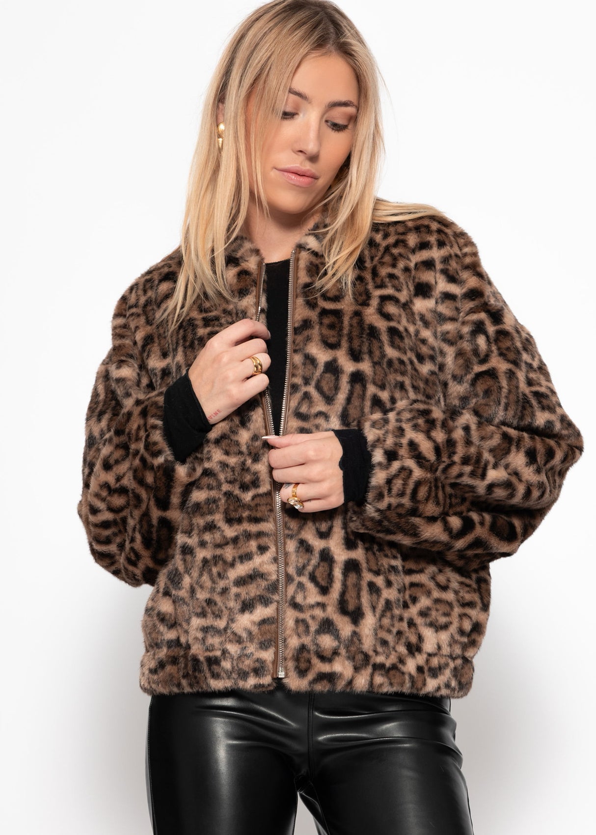 Bomberjacke aus Fellimitat mit Leo-Muster - beige