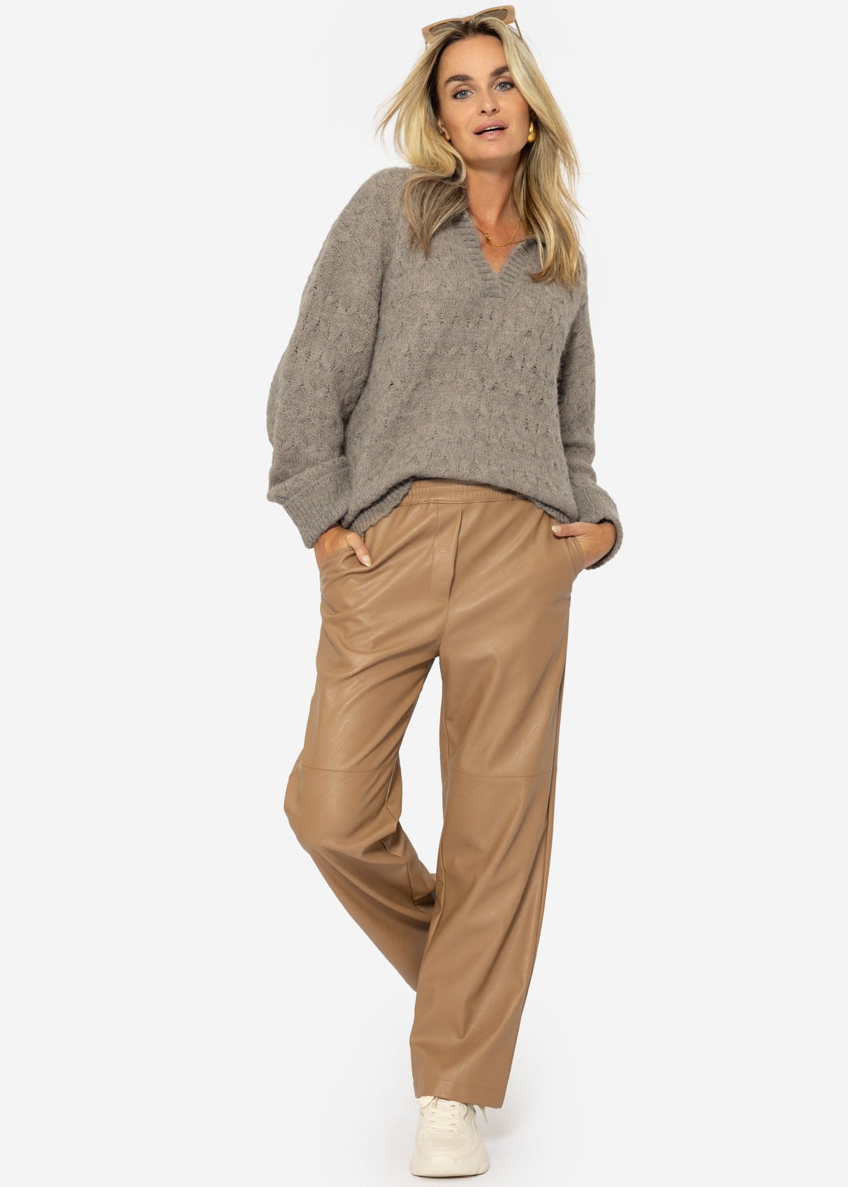 Fluffy cable-knit V-neck sweater with collar - taupe