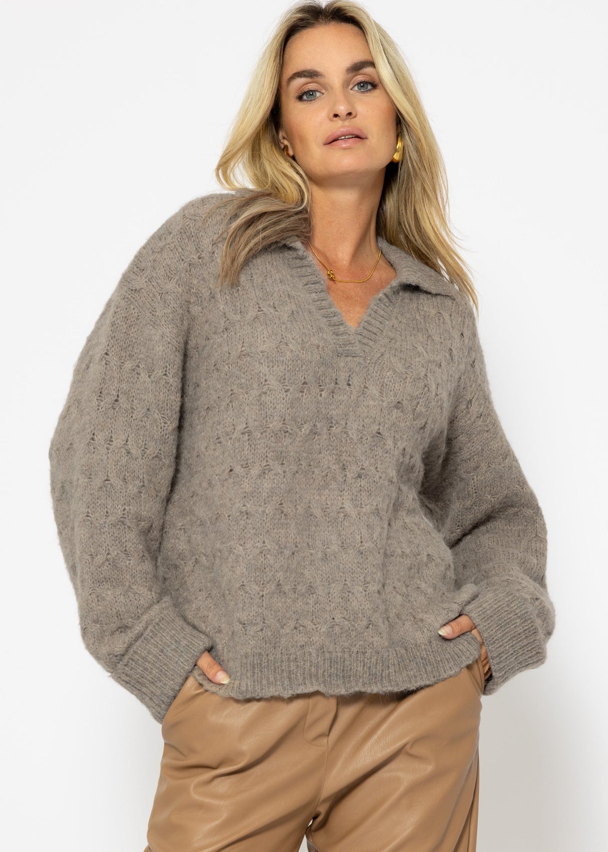 Fluffy cable-knit V-neck sweater with collar - taupe