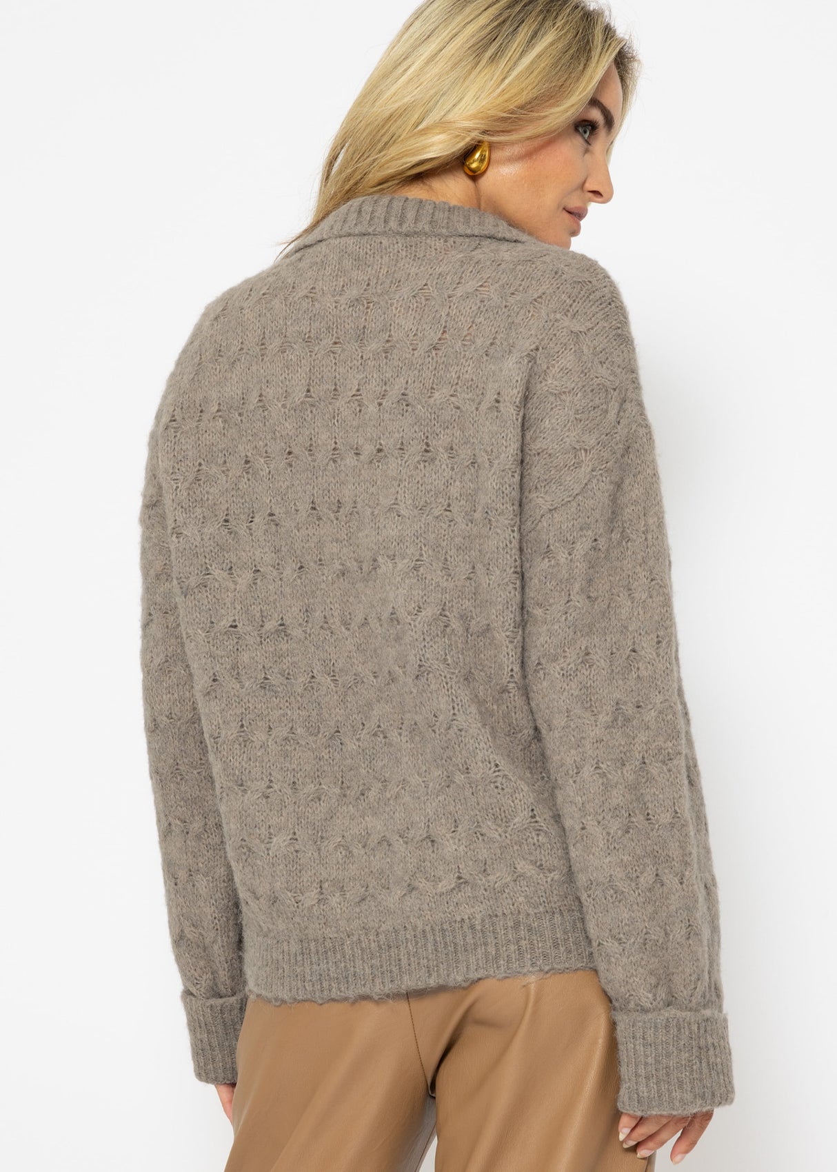 Fluffy cable-knit V-neck sweater with collar - taupe