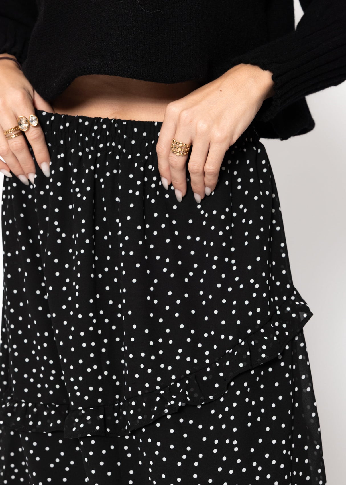 Polka dot long skirt with ruffles - black