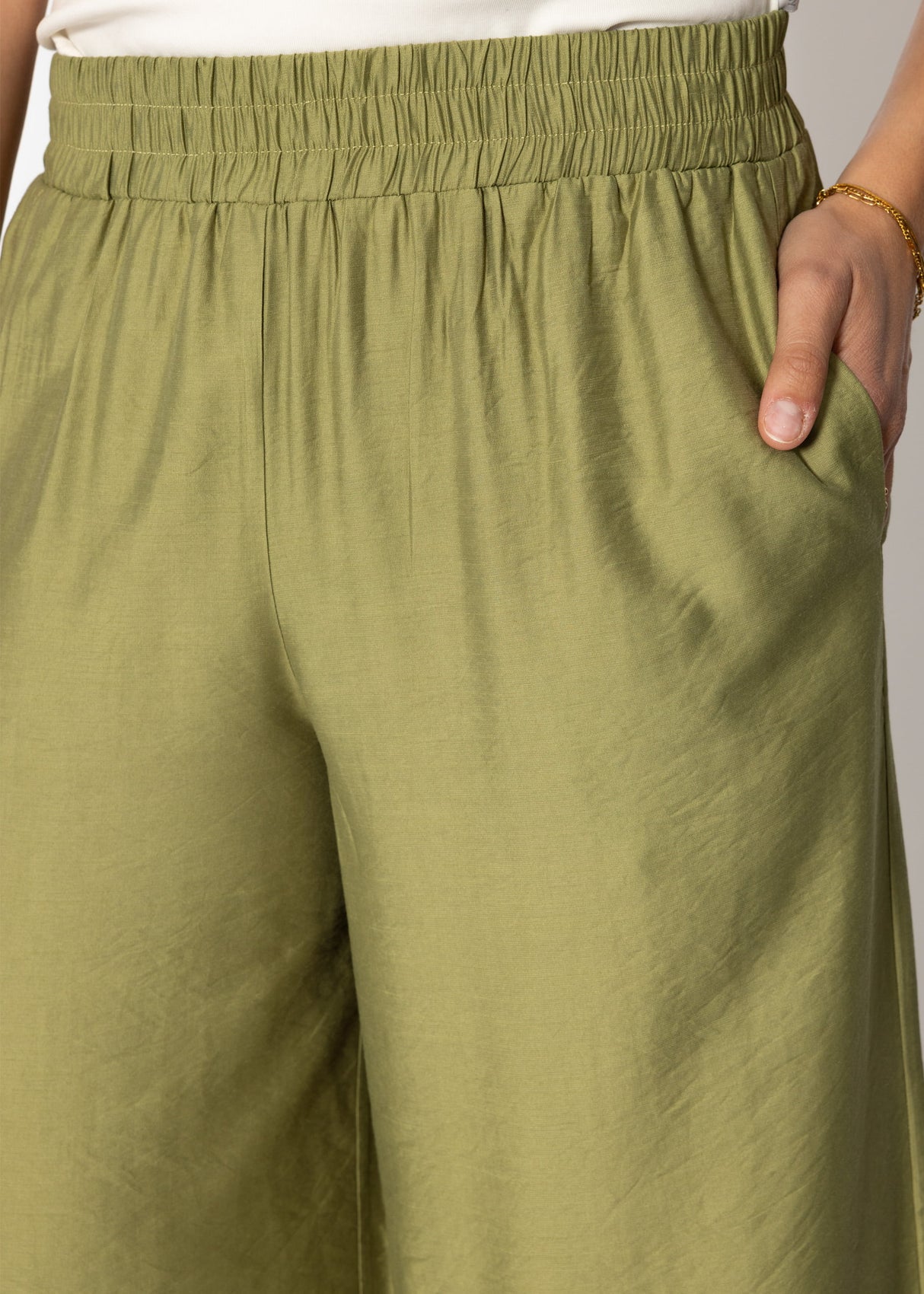 Glänzende Stoffhose mit geradem Bein - khaki