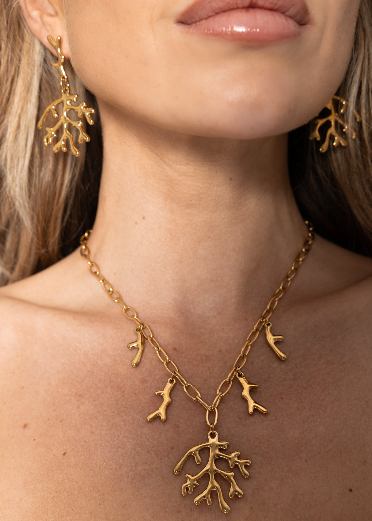 Necklace with coral charms - gold