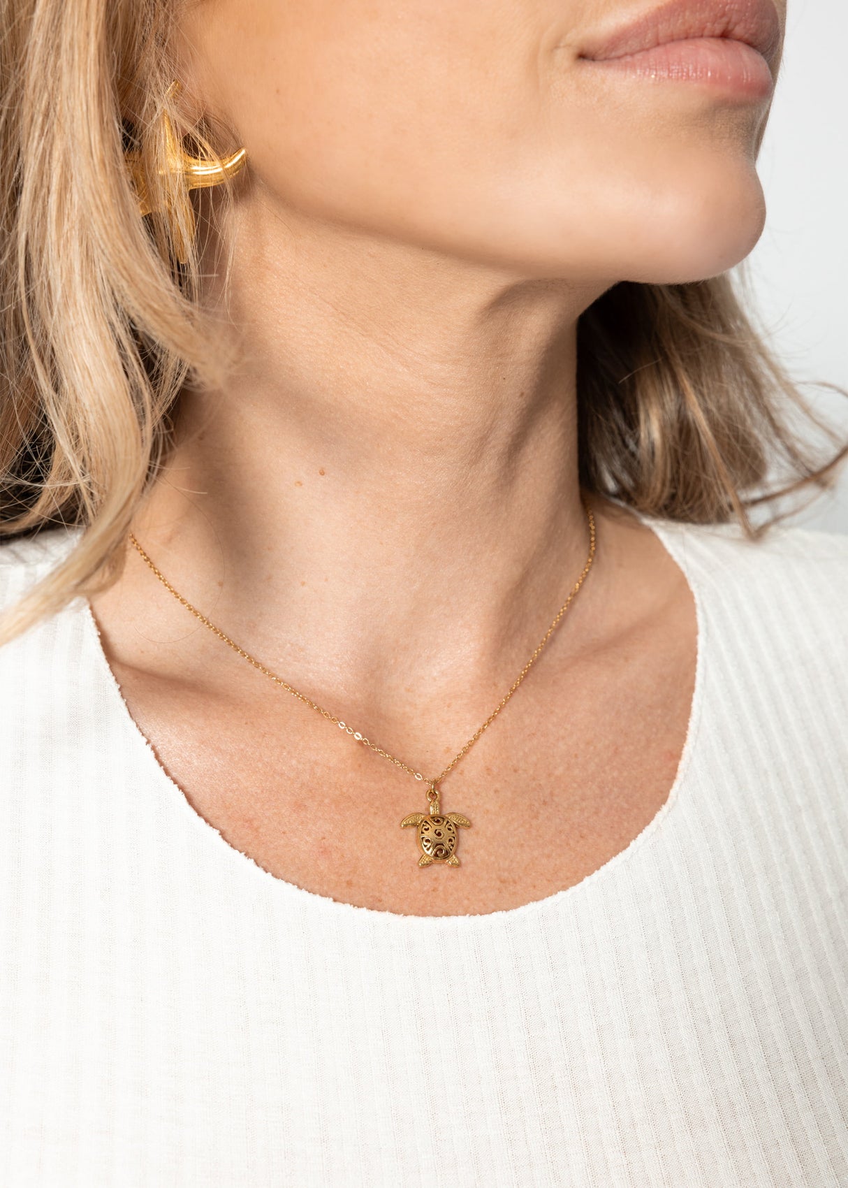 Half chain with turtle - gold