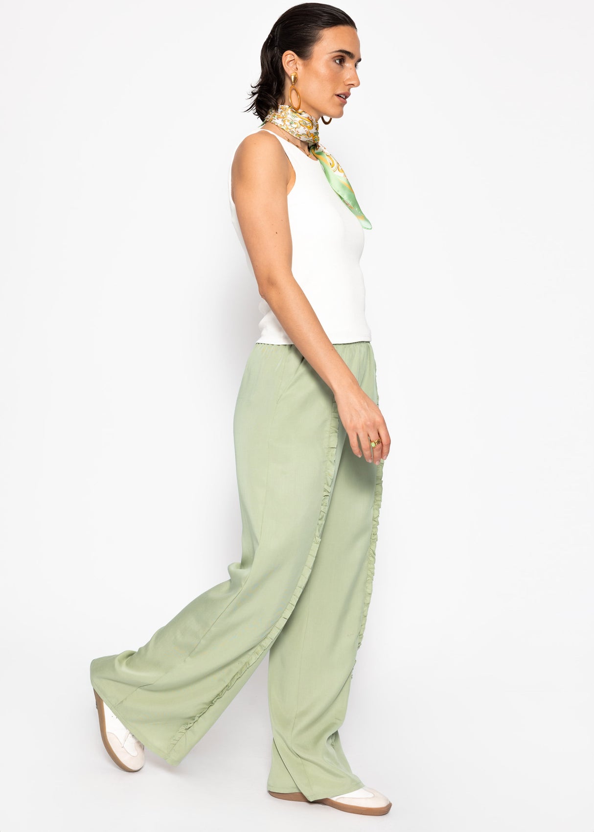 Pants with a wide leg and rüsch details - sage green