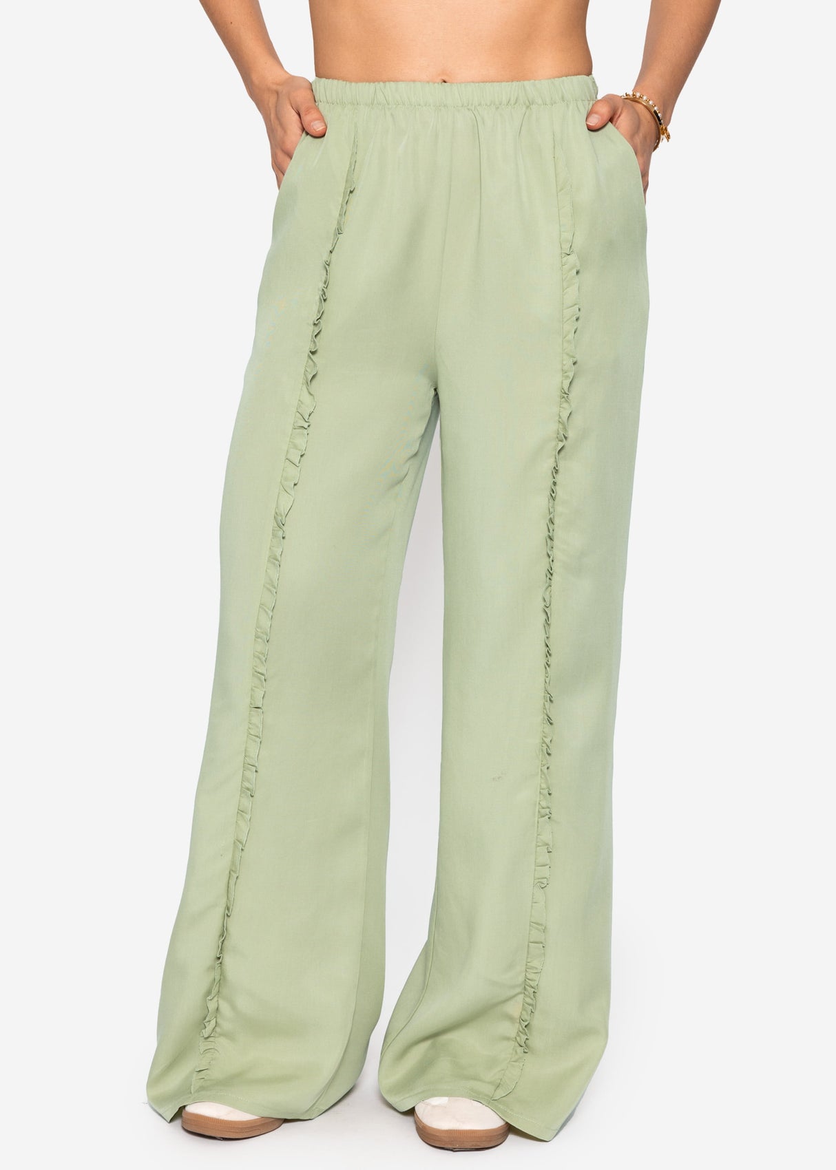 Pants with a wide leg and rüsch details - sage green