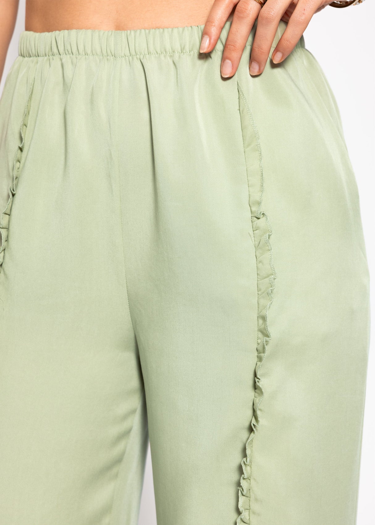 Pants with a wide leg and rüsch details - sage green