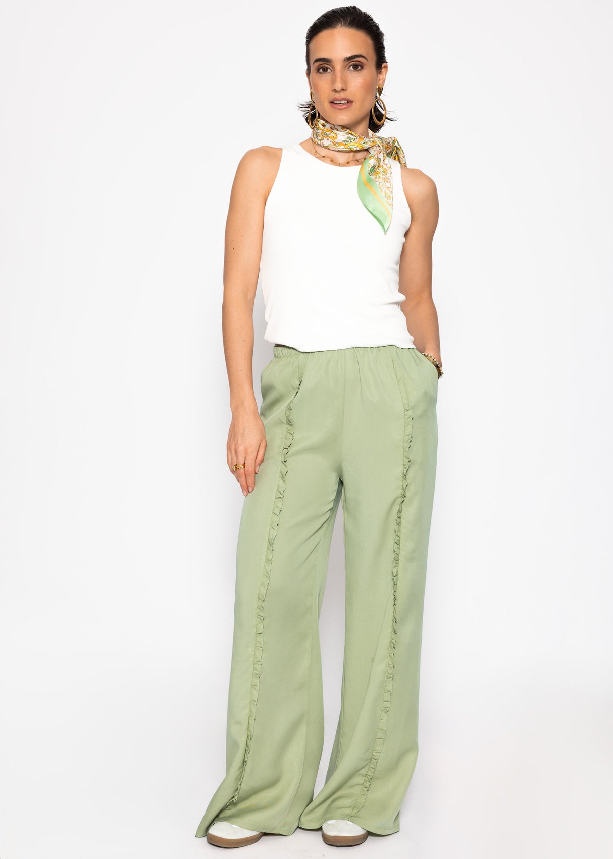 Pants with a wide leg and rüsch details - sage green