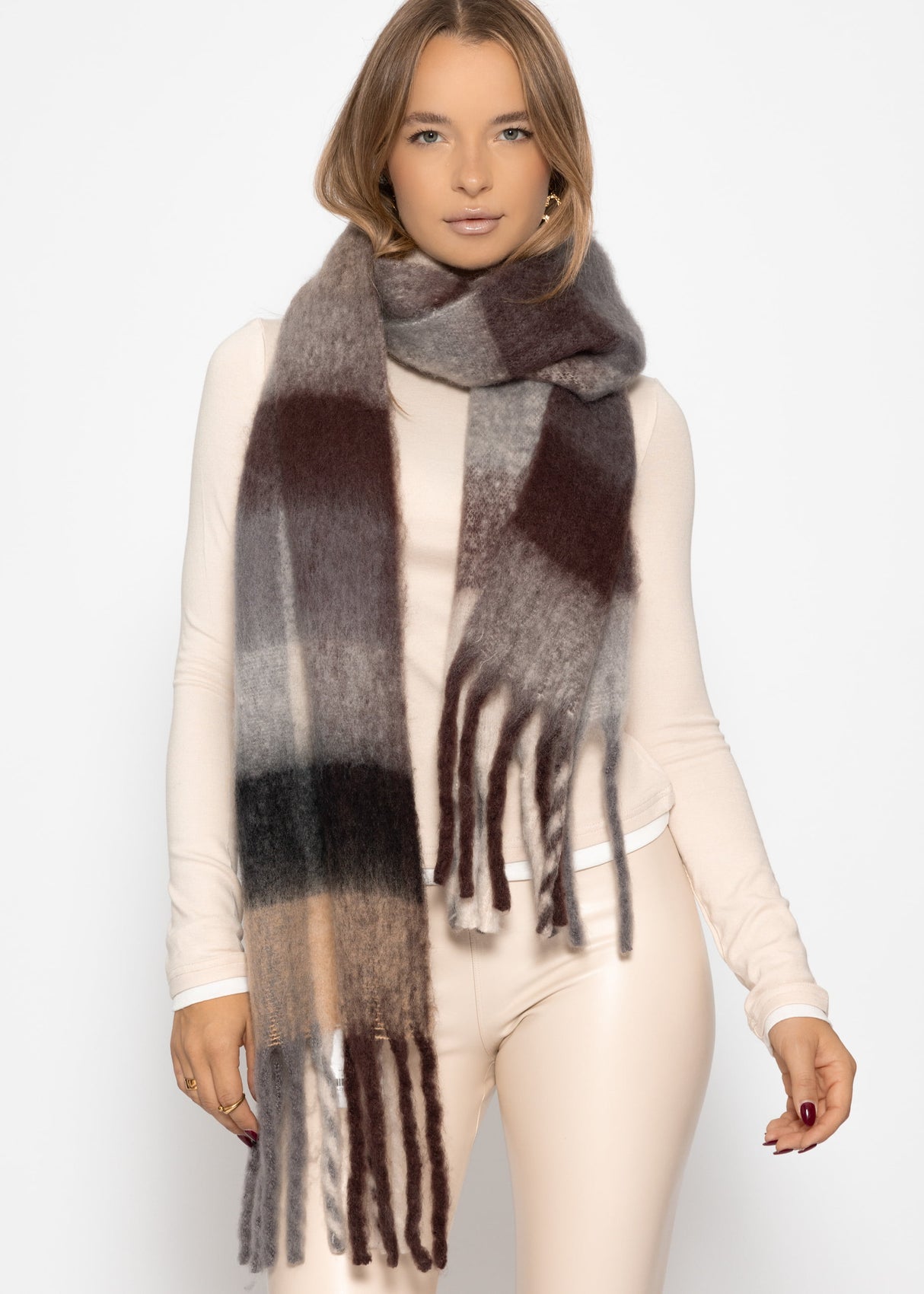 Karierter flauschiger Schal mit Fransen - braun