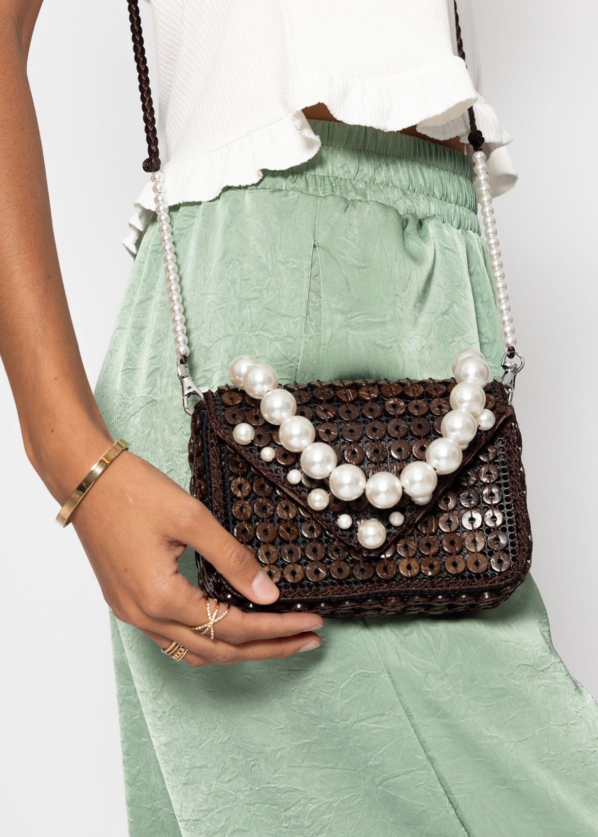 Kleine Tasche mit weißem Perlen-Henkel - dunkelbraun