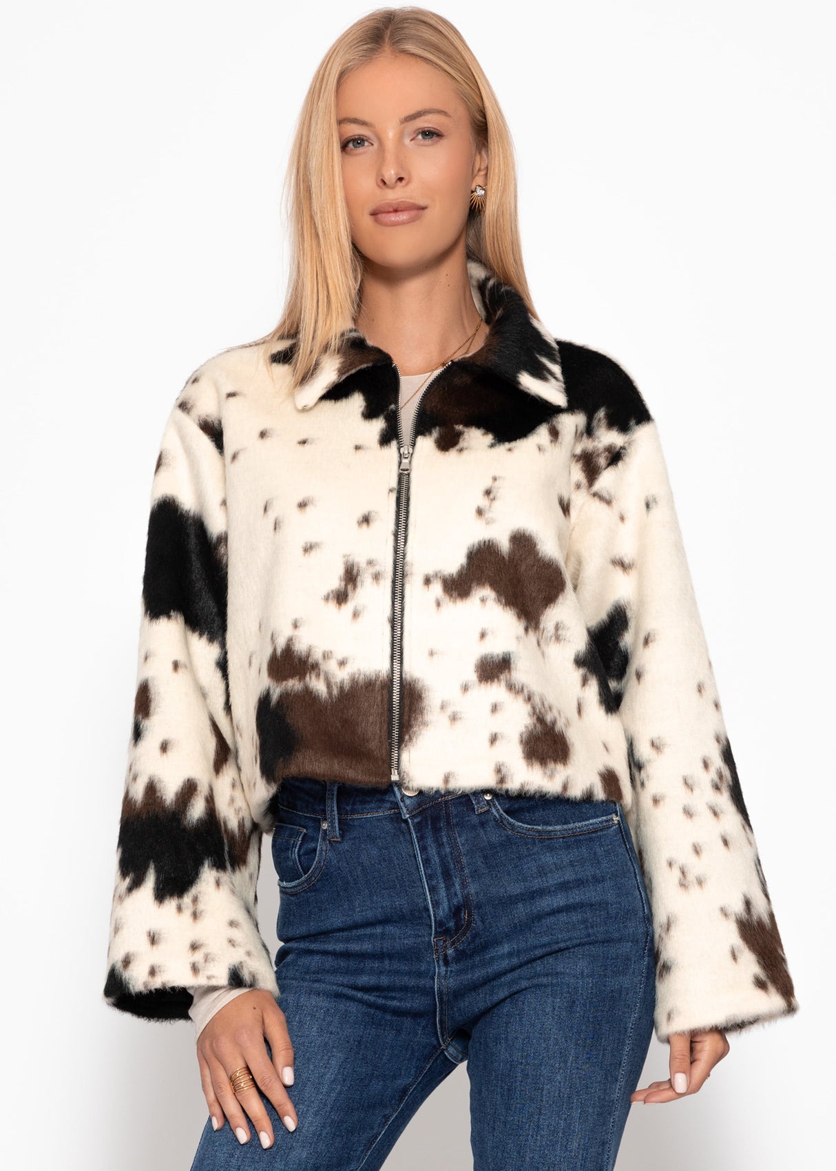 Kunstfelljacke mit Kuh-Print - offwhite