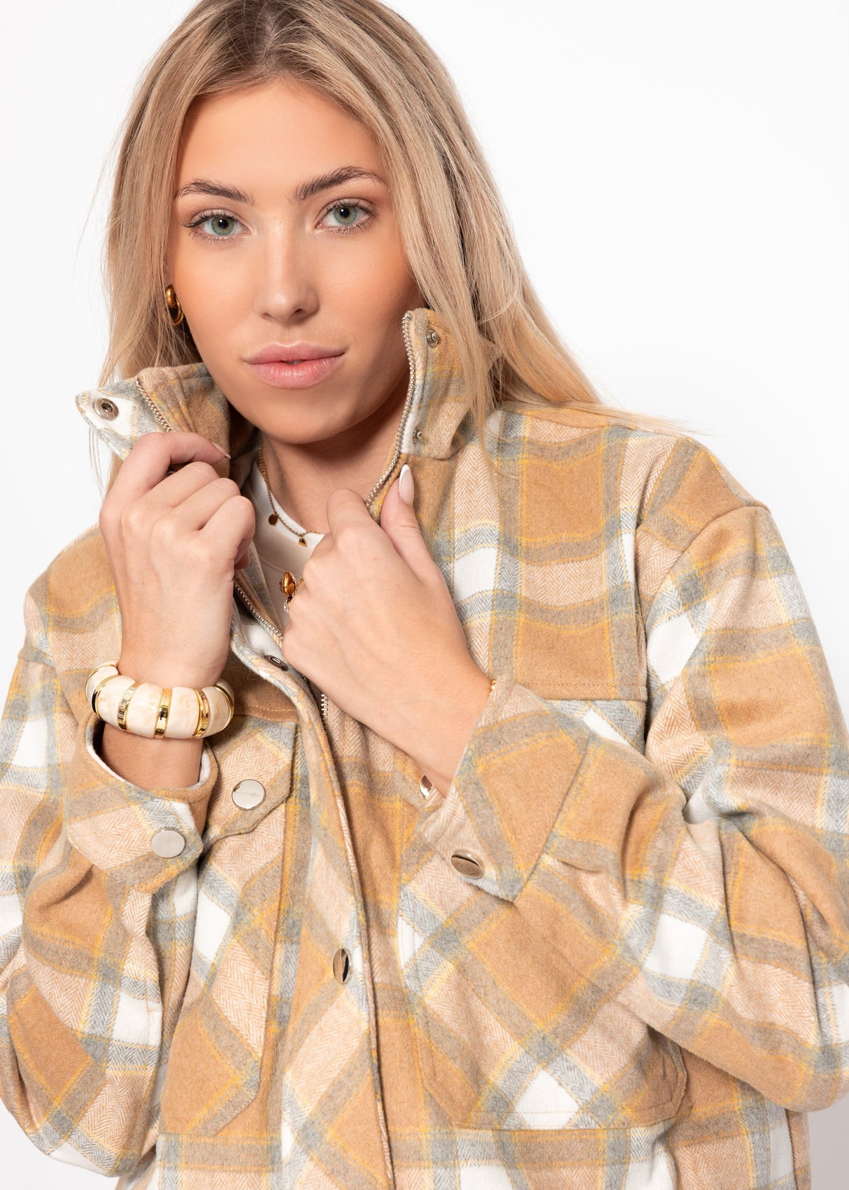 Kurze Oversize Jacke mit Karo-Muster - beige