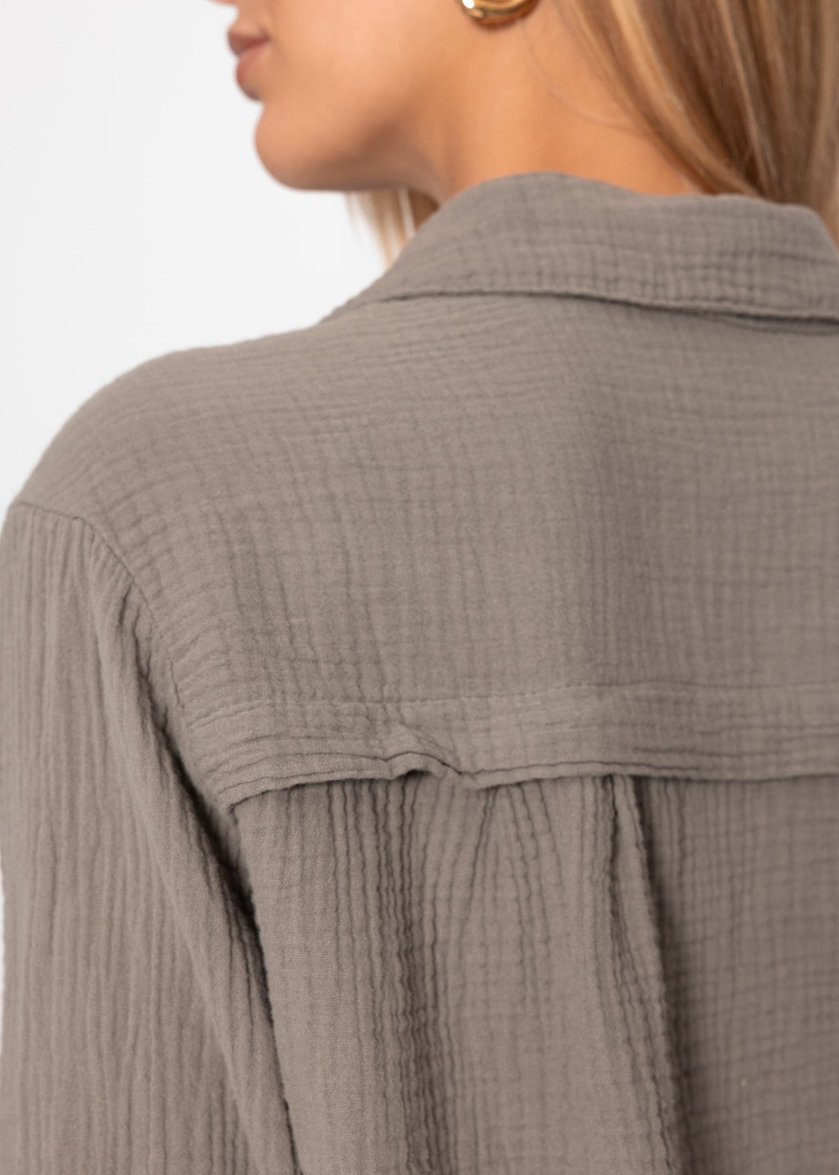 Kurze oversize Musselin Bluse - taupe