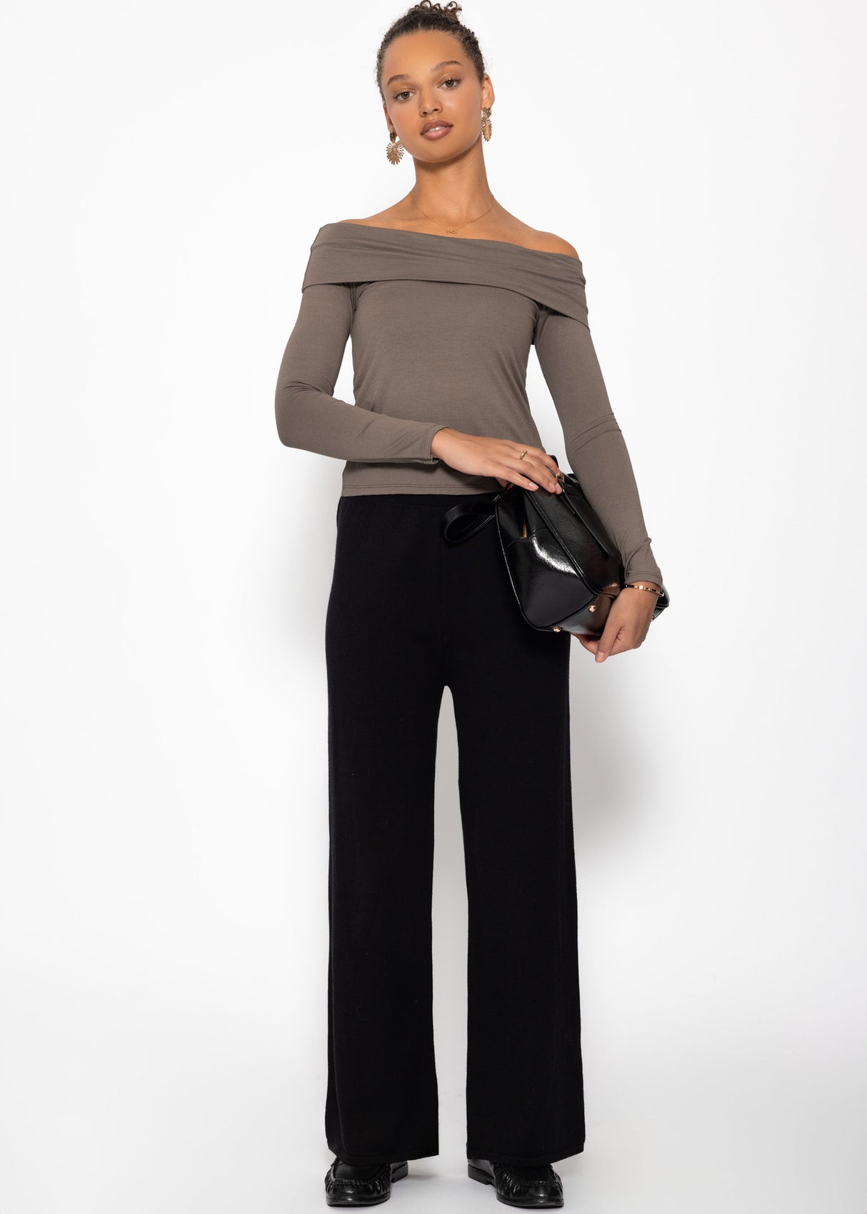Long-sleeved shirt with Carmen neckline - taupe