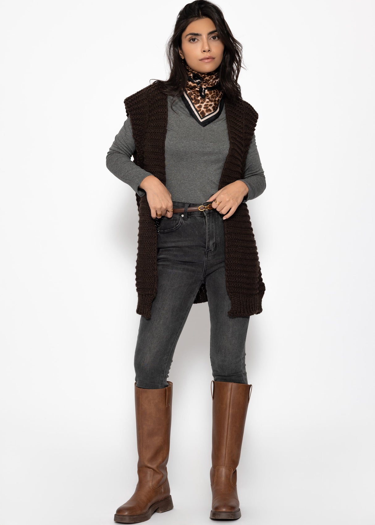 Lange ärmellose Strickweste mit strukturierten Schultern - braun