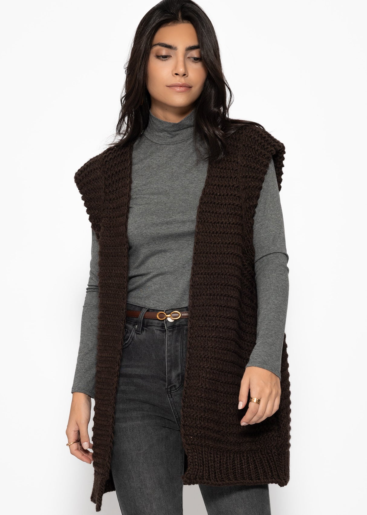 Lange ärmellose Strickweste mit strukturierten Schultern - braun