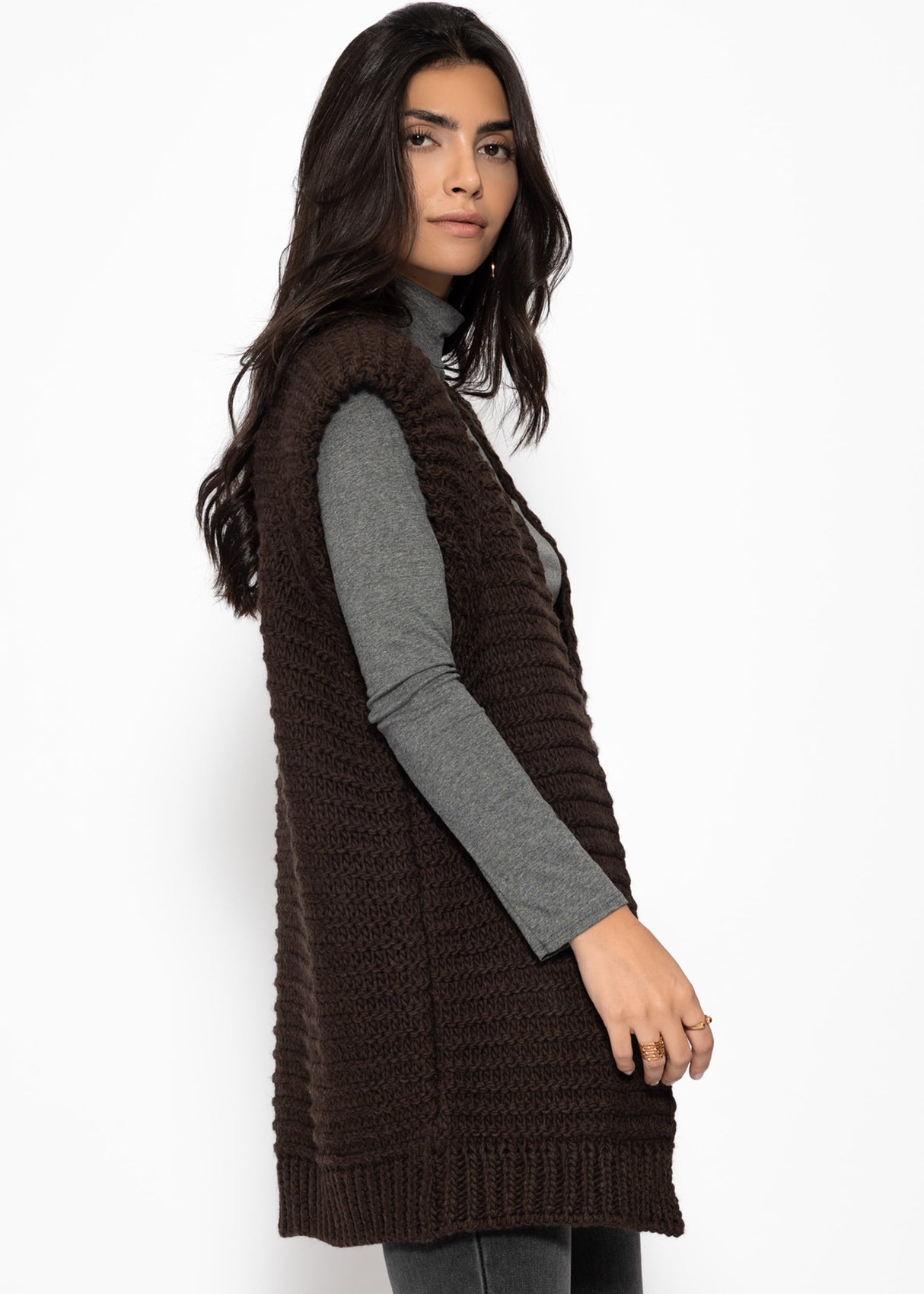 Lange ärmellose Strickweste mit strukturierten Schultern - braun