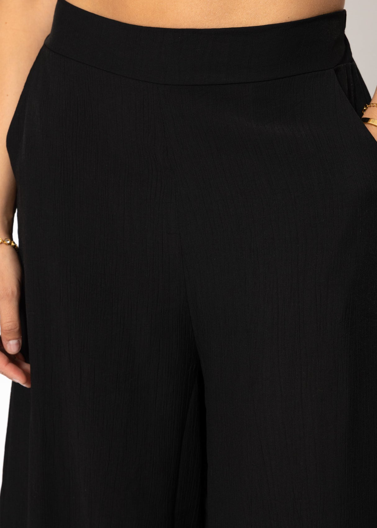 Lässige Hose in Crincle-Optik - schwarz