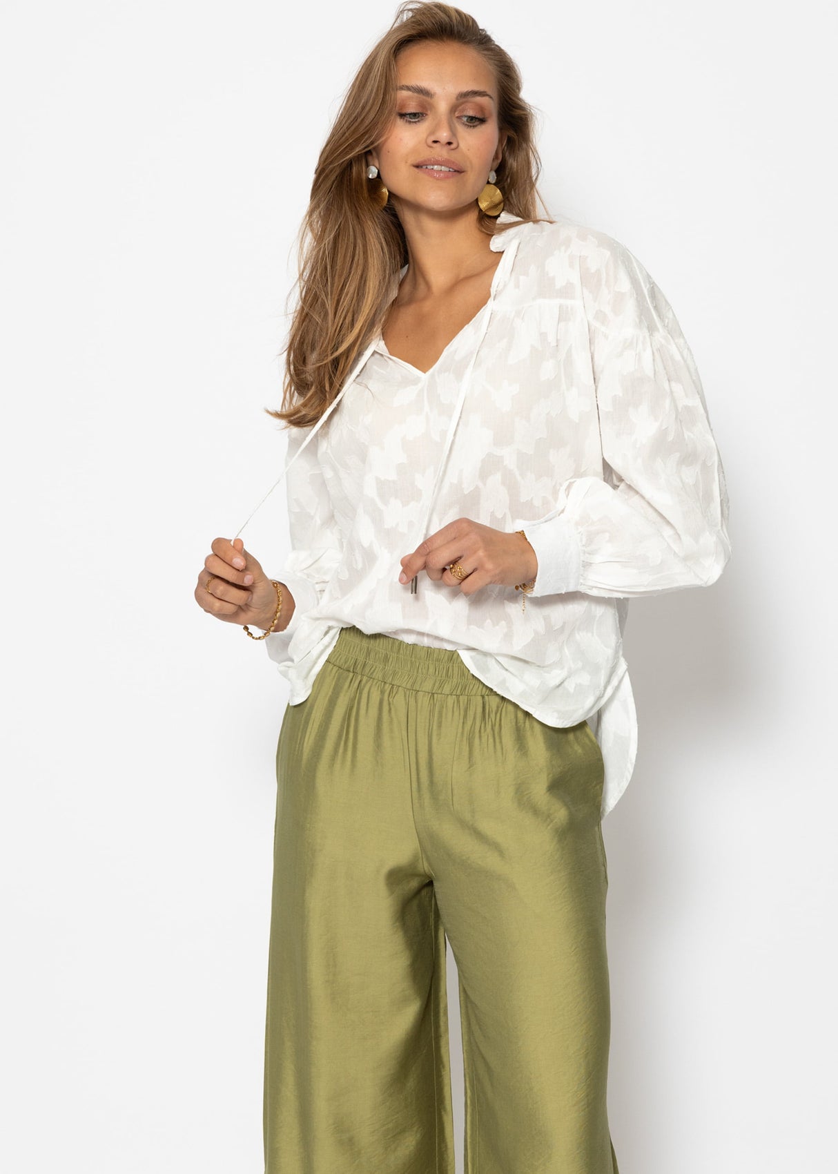 Leicht transparente Jacquard Bluse mit Bindedetail - weiß