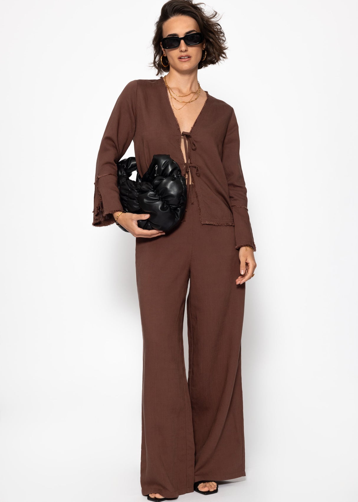 Leinen Bluse mit Trompetenärmel und Schleifenverschluss - braun