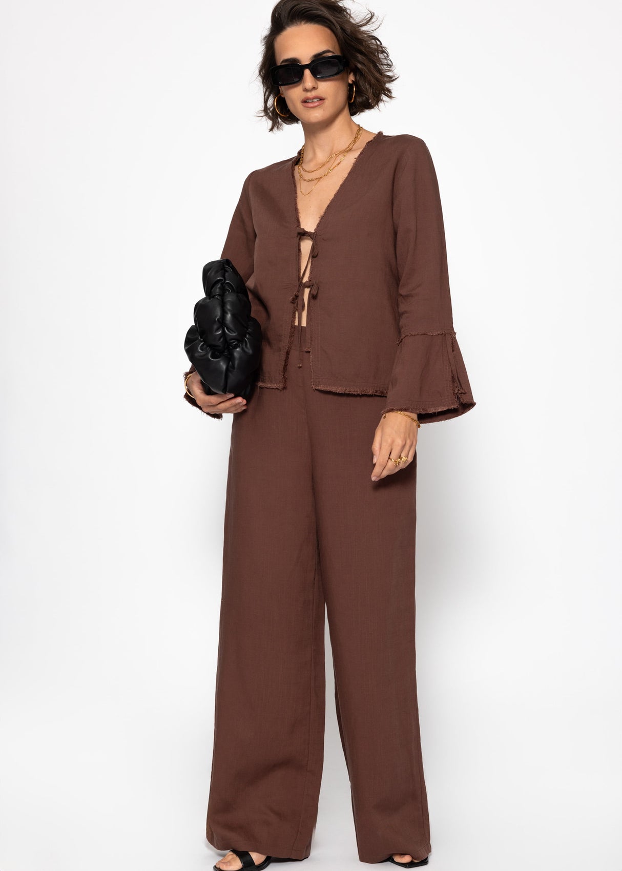 Leinen Bluse mit Trompetenärmel und Schleifenverschluss - braun