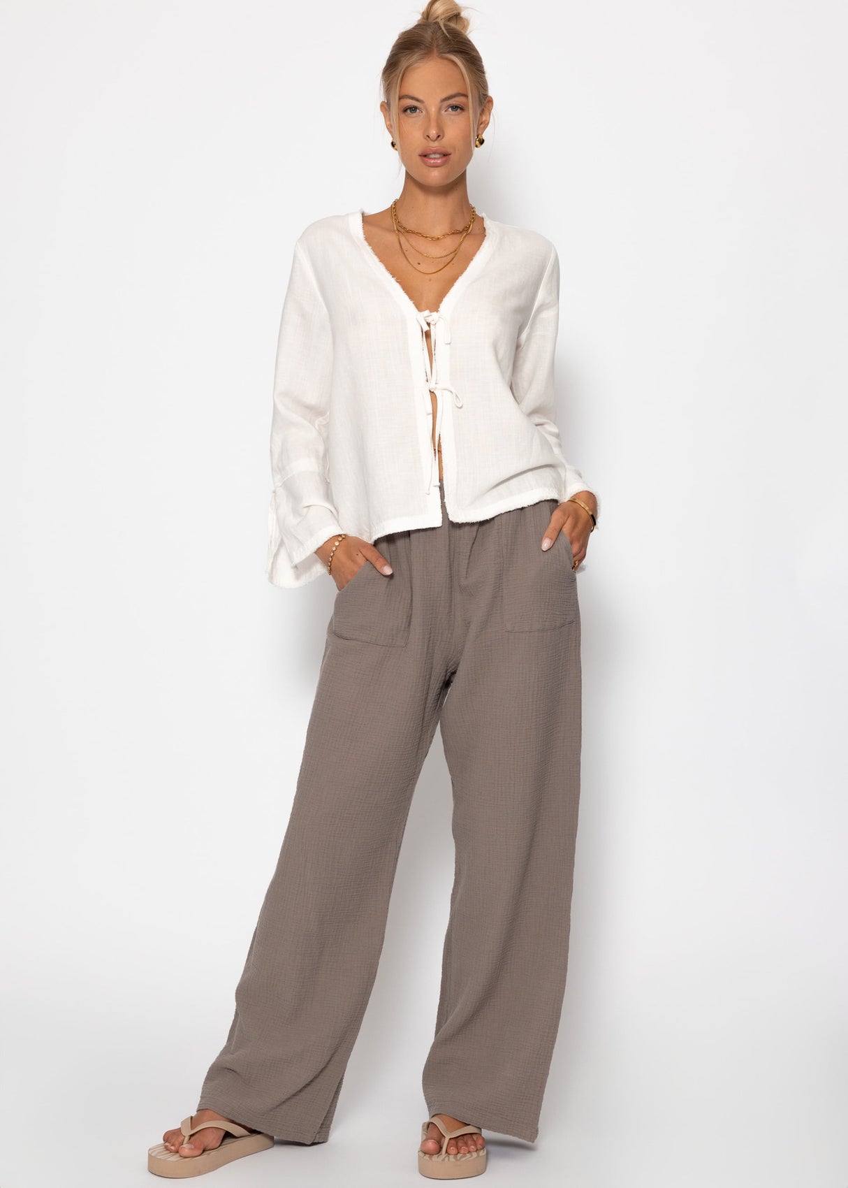 Leinen Bluse mit Trompetenärmel und Schleifenverschluss - weiß