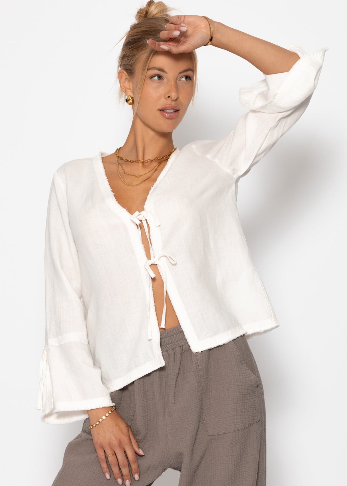 Leinen Bluse mit Trompetenärmel und Schleifenverschluss - weiß