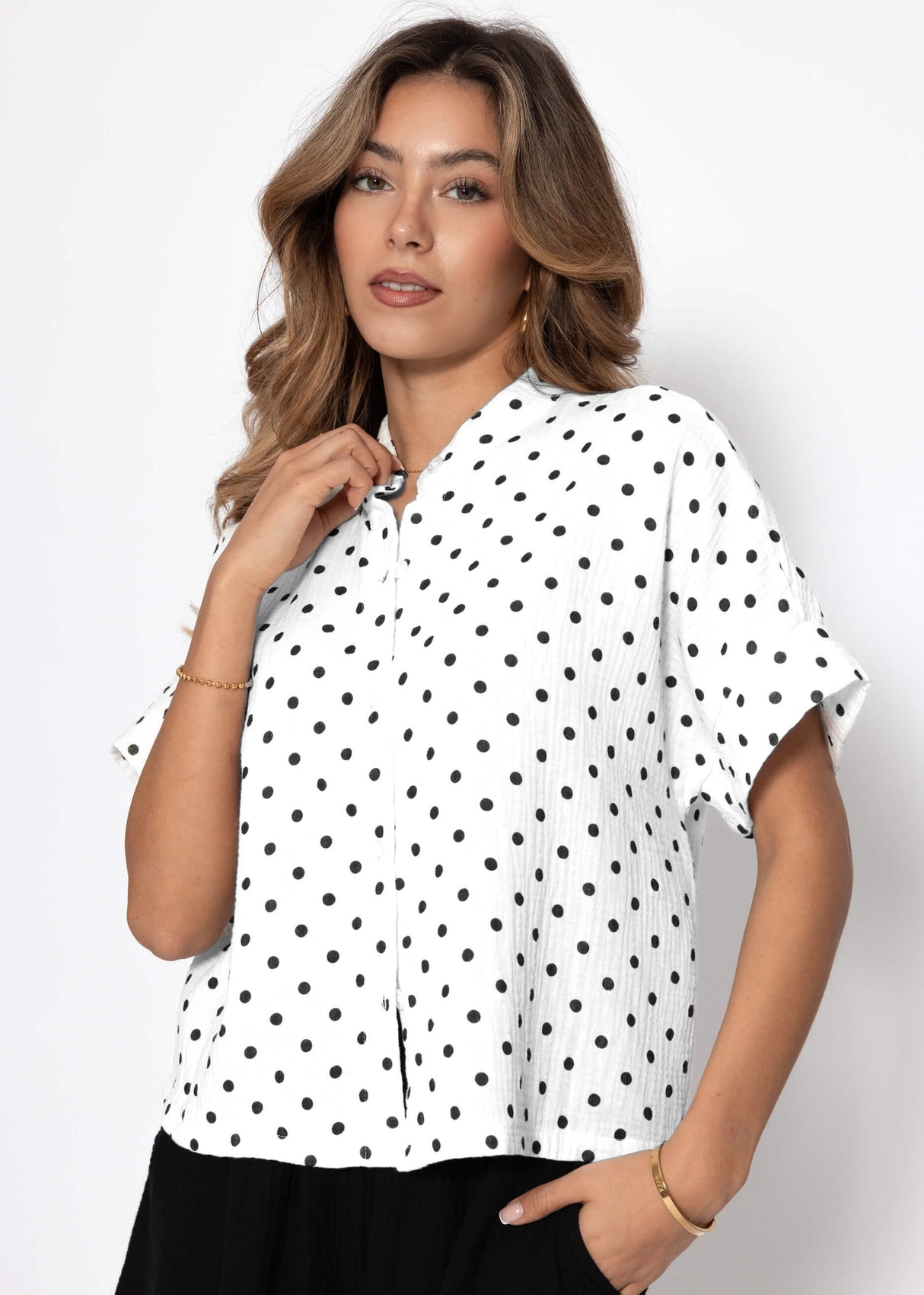 Kurzarm Musselin Bluse mit Punkten - weiß