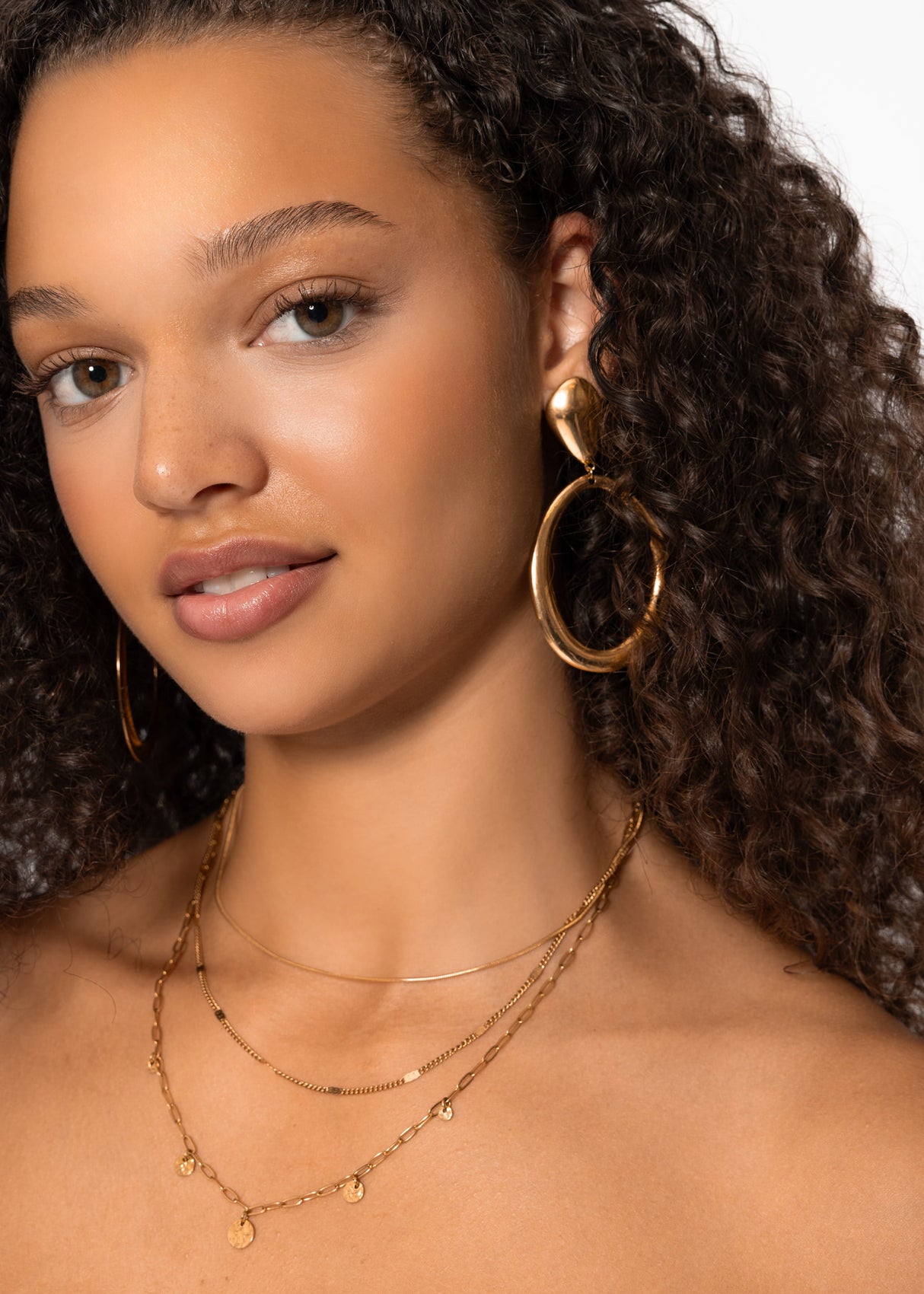 Ohrstecker mit großem ovalem Anhänger - gold