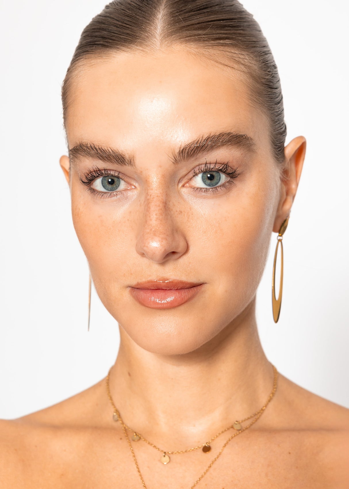Stud earrings with oval pendant - gold