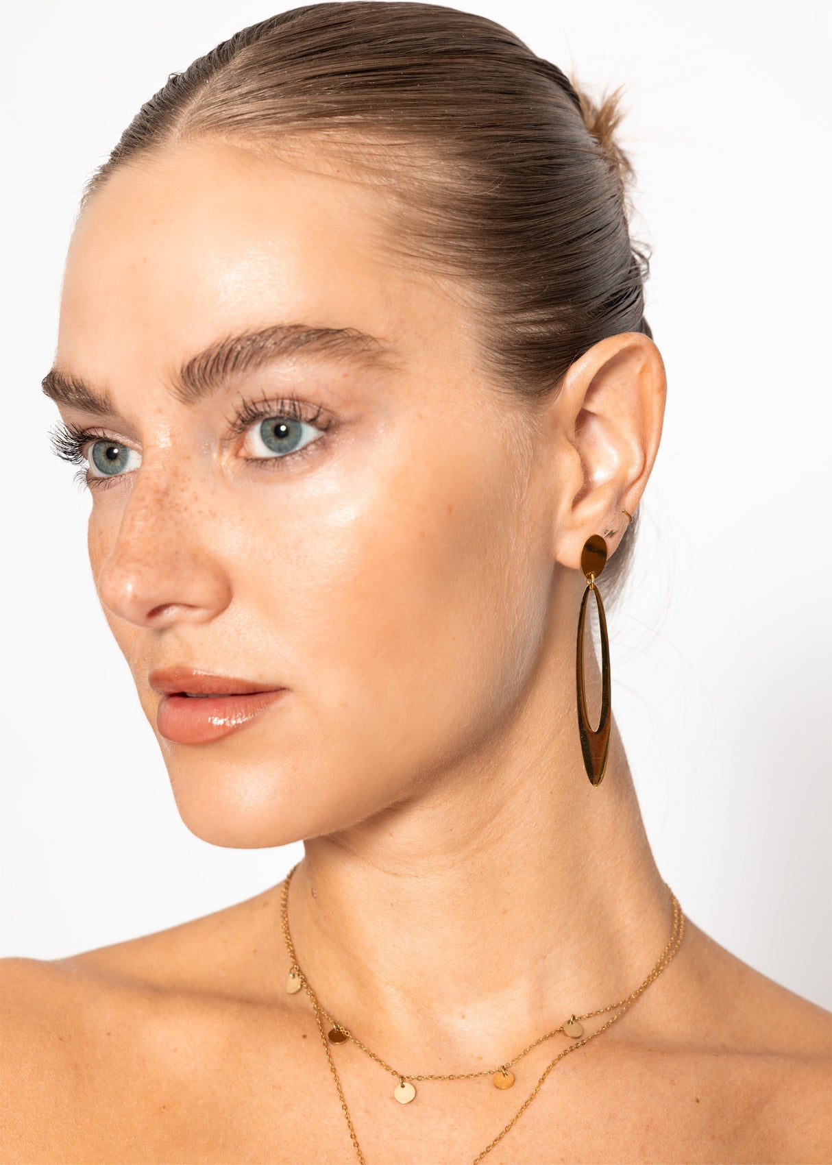 Stud earrings with oval pendant - gold