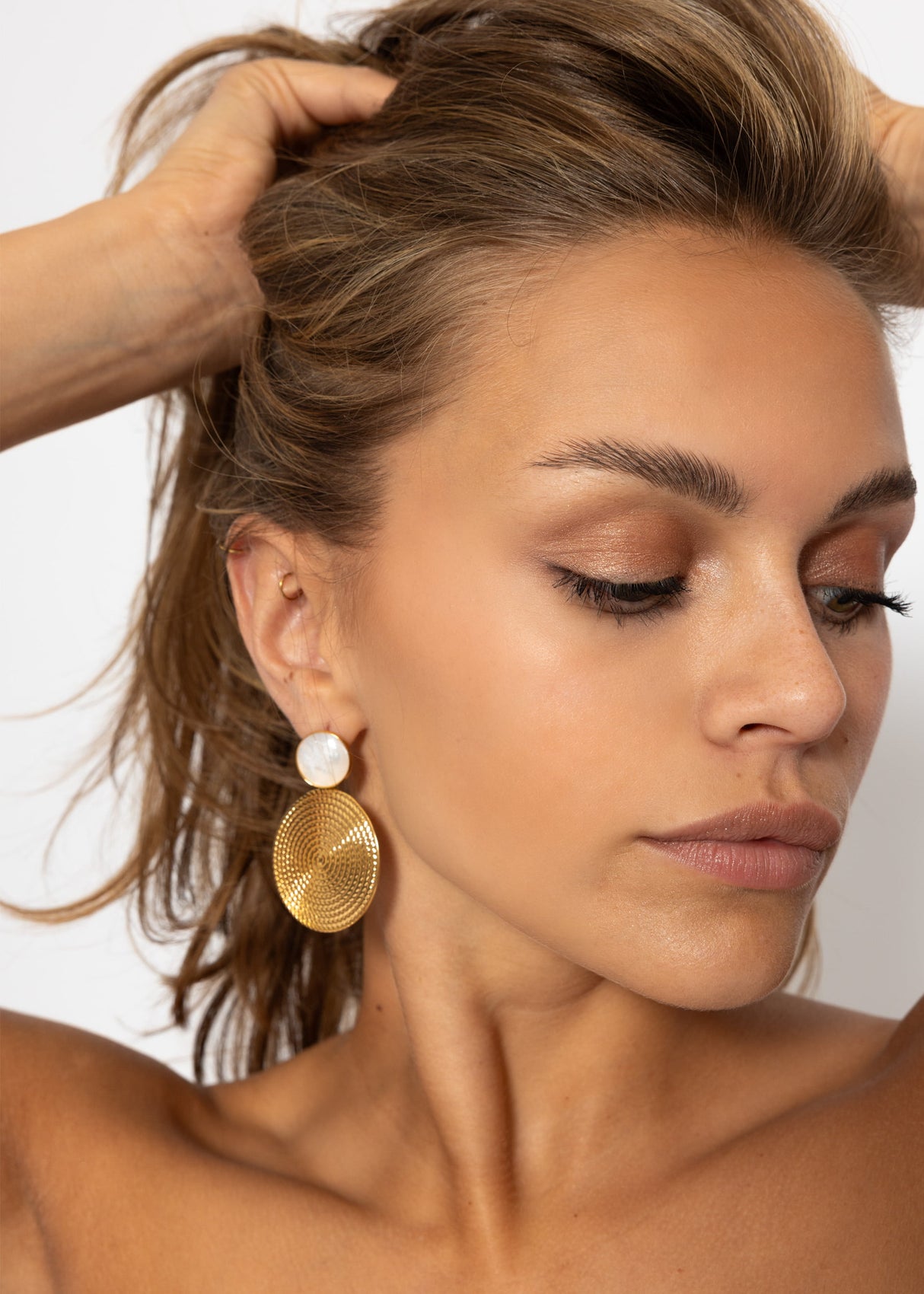 Ohrstecker mit rundem Anhänger - gold