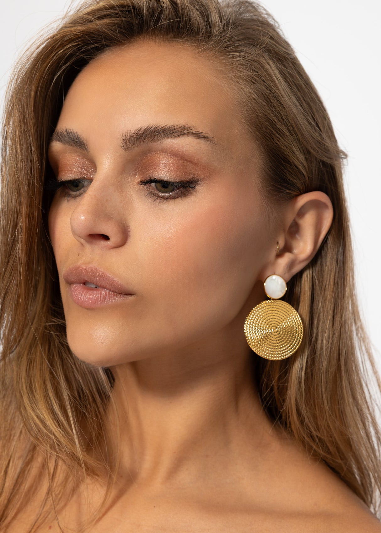 Ohrstecker mit rundem Anhänger - gold