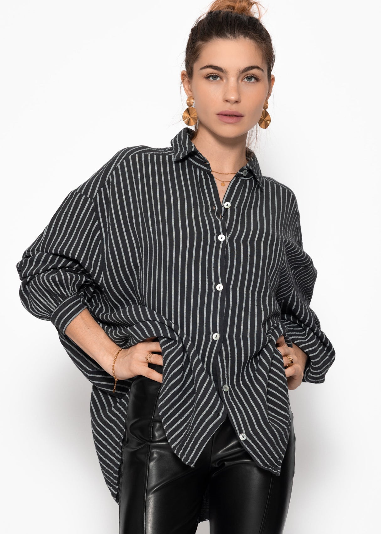 Oversize Musselin Bluse mit hellen Streifen - grau